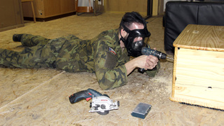 Když nepomůže robot, poslední šancí je pyrotechnik osobně