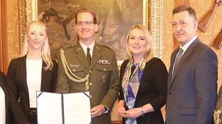 Ministryně obrany předala jmenovací dekret profesorovi Pokornému 