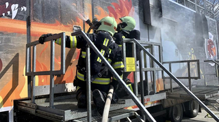 Boj s ohněm, kouřem i horkem trénovala stovka vojenských hasičů