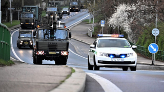 Logistici se přesouvali na výcvik, třicítku vozidel v proudech jste mohli potkat i na Pražském okruhu