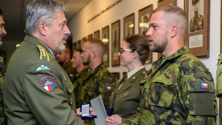 Vojáci evakuovali dospělé a děti z hořící ubytovny, zachránili promrzlého seniora a ženu po střetu s tramvají