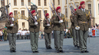 Čestné stráže sedmi evropských zemí se předvedly na Mlýnské kolonádě a Hradčanském náměstí 