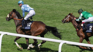 Vojáci se předvedli na dostihovém závodišti v Chuchli