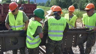 Nejnáročnější výcvik v oblasti vojenské dopravy. V Boleticích prošli kurzem přežití a postavili „dospělácké LEGO