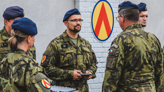 Strakoničtí vojáci převzali pamětní odznaky. Připomínat jim budou půlroční nasazení v zahraničí