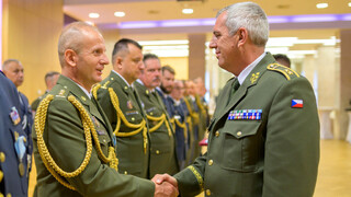 Generál Střecha ocenil vojáky po návratu ze zahraničních pracovišť