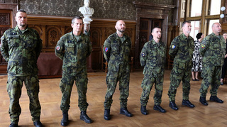 Generál Lafek předal v Kolíně vojákům Čestné odznaky štábního kapitána Václava Morávka