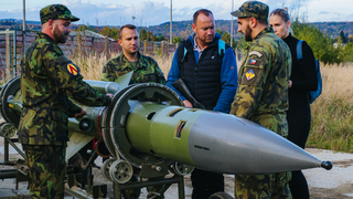 Kdo má nejlepší předpoklady sestřelit letadlo? Svářeč i fanoušek počítačových her