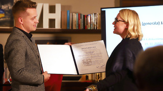 Janu Syrovému náleží vojenská hodnost armádní generál a veškerá čs. vojenská vyznamenání