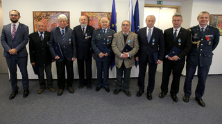 Počet držitelů Pamětních medailí armádního generála Janouška se rozšířil o osm osobností