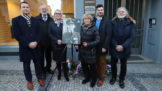 Ministryně obrany odhalila pamětní desku letci RAF Karlu Janštovi