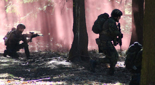 Dělostřeleckým nováčkům dělala při taktickém cvičení nepřetržitou společnost radiová stanice