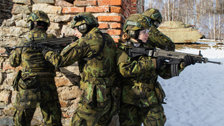 Boj o budovu: Strakoničtí vojáci v záloze poprvé cvičili s novými zbraněmi