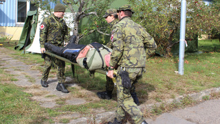 Voják zachránil život spolujezdce v havarovaném autě, bez pomoci by zemřel