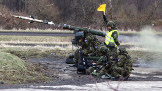 Pod křídly černého jestřába: Vojáci na Doupově trénovali sestřelování dronů