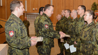 Absolvovali kurz základní přípravy a nyní míří k útvarům