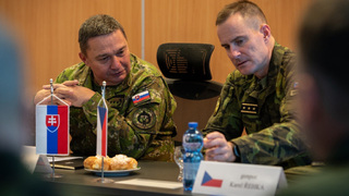 Generál Řehka jednal se svým slovenským protějškem generálem Zmekem na vrtulníkové základně v Náměšti nad Oslavou