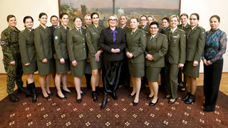 Armáda potřebuje schopné muže i ženy, řekla ministryně obrany na setkání s vojákyněmi