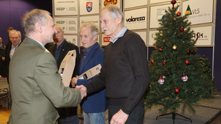 Jubilanti z Dukly se opět sešli. Na pódiu se jich objevilo dvaadvacet