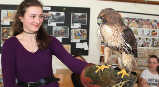 Projekt POKOS seznámil děti s fungováním zahraničních misí a představil jim i dravce z letiště v Náměšti