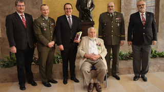 Charles G. Strasser, účastník bojů u Dunkerque, převzal resortní vyznamenání