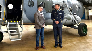 LOM PRAHA předal kbelské základně dva vrtulníky Mi-17 přestavěné na komfortnější pasažérskou verzi