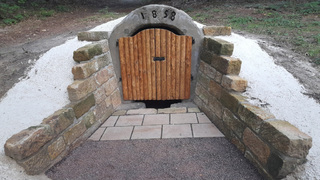 Díky staré fotografii a vzpomínkám německé rodačky obnovily Vojenské lesy v Ralsku Hornovu studánku