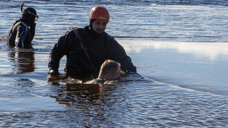 Strakoničtí vojáci v záloze se ocitli pod ledem. Cvičili, jak reagovat v krizové situaci