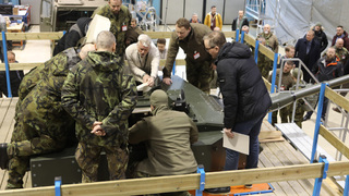 Češi si ve Švédsku prohlédli maketu CV90, první vozidlo sjede z pásu už za dva roky