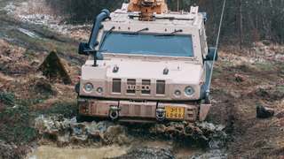 Strakoničtí vojáci trénovali jízdu ve vozidlech IVECO. Terénní nerovnosti překonávali „na želvu“