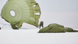 Armáda si připsala unikát, poprvé seskočilo v horách několik jednotek 