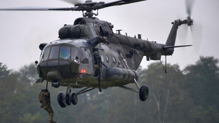 S vrtulníkem přistanou na sekundy přesně, vojáka zasadí i do člunu. Armáda má výkonnější SOATU tým