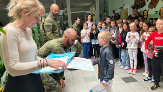 Vojenští zdravotníci naučili děti z Plzeňska Heimlichův manévr, dělostřelci představili techniku 