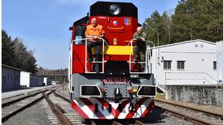 Lokomotiva sloužící u 15. ženijního pluku se po 40 letech může pochlubit novým nátěrem