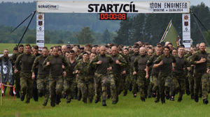 Iron Engineer 2024: Mokré maskáče a boty, běh ohněm i plazení pod ostnatým drátem pod palbou