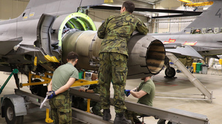 Ve Švédsku se školili další letečtí technici pro JAS-39 Gripen, vyzkoušeli si i spuštění letounu v Hush House