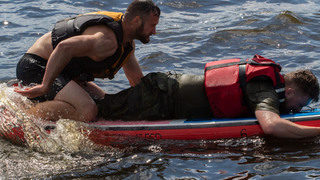 Nejen výsadek ze člunu trénovali strakoničtí záložáci na Lipně s vodními záchranáři