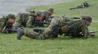 Aktivní záložníci v Čáslavi trénují za plného provozu základny střelby i ostrahu objektů