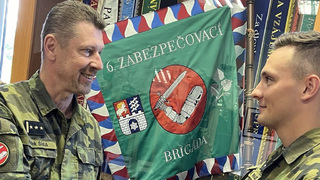 Vojáci Čestné stráže AČR zachránili život muži v bezvědomí, byli oceněni