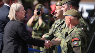 Pardubická pěší rota aktivní zálohy slaví 20 let. Ministryně vojáky ocenila