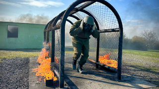 Vojáci připravují novináře na přežití ve válečných oblastech - Ve Vyškově odstartoval Kurz přežiti pro novináře a humanitární pracovníky