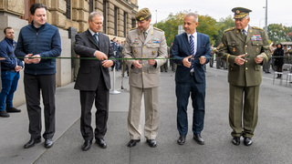 Výstava 20 let od konce povinné vojenské služby je k vidění před Generálním štábem Armády ČR