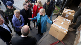 Ministryně obrany Jana Černochová předala dvěma ukrajinským obcím dieselové agregáty a elektrocentrálu