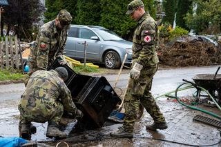 Všude vidíme beznaděj, zní od vojáků likvidujících povodňové škody