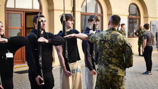 Třicítka civilů nahlédla Hradní stráži pod pokličku