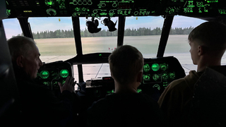 Vítězové soutěže Wolfram si vyzkoušeli pilotování vrtulníku v leteckém simulátoru