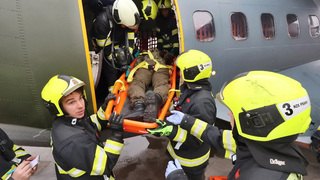 Nouzové přistání, požár na palubě, zranění. Ve Kbelích nacvičovali, jak postupovat při vážné havárii letounu