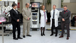 Lidé si v ÚVN díky Dnům robotické chirurgie mohou vyzkoušet práci operatéra