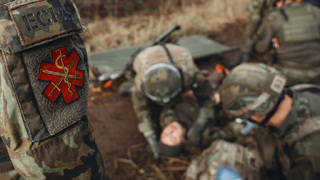 Střelba, křik a vážná poranění. Dělostřelci otestovali pilotní kurz bojové medicíny