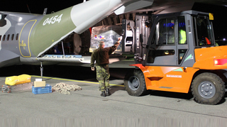 Armádní letoun přepravil 16 palet s humanitární pomocí do záplavami postiženého Íránu